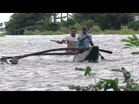 На Шри-Ланке ищут людей из трактора, смытого наводнением