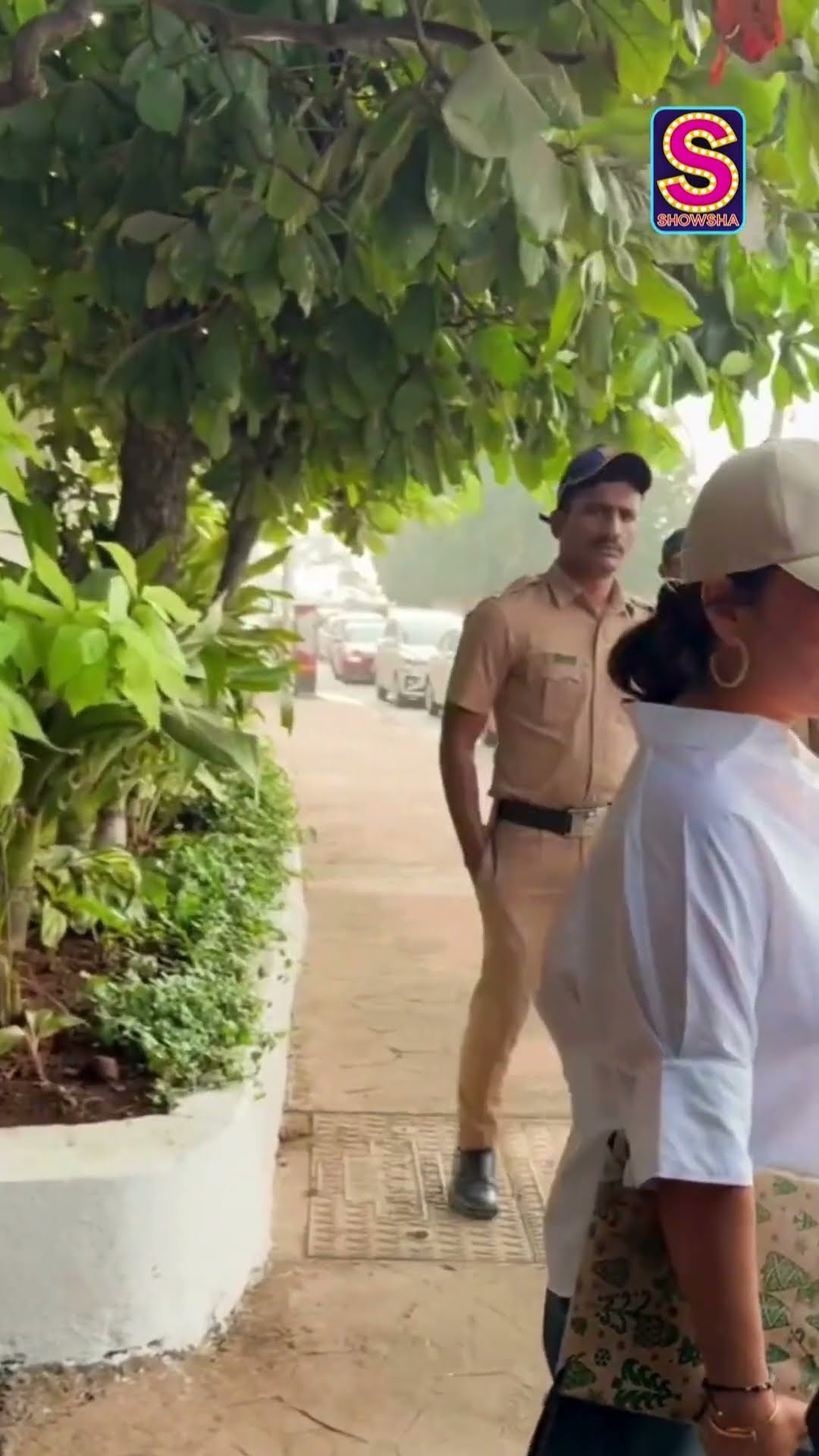 The OG Bollywood Wife Gauri Khan Opts For Solid White This Christmas | Entertainment | N18S
