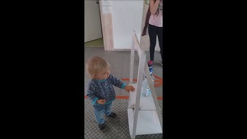 Après le masque, bébé se lave les mains