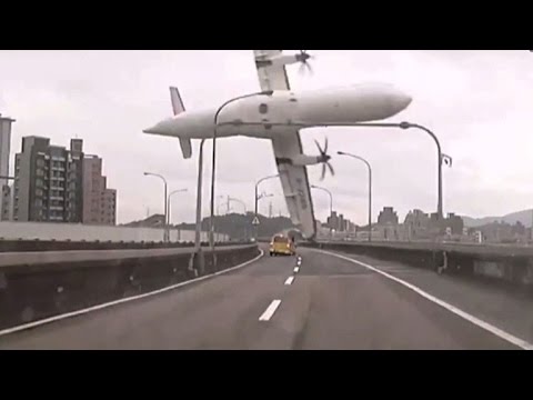 Video: Erschütternde Aufnahmen Von Taiwan-Flugzeugen, Die Durch Eine Brücke Stürzen