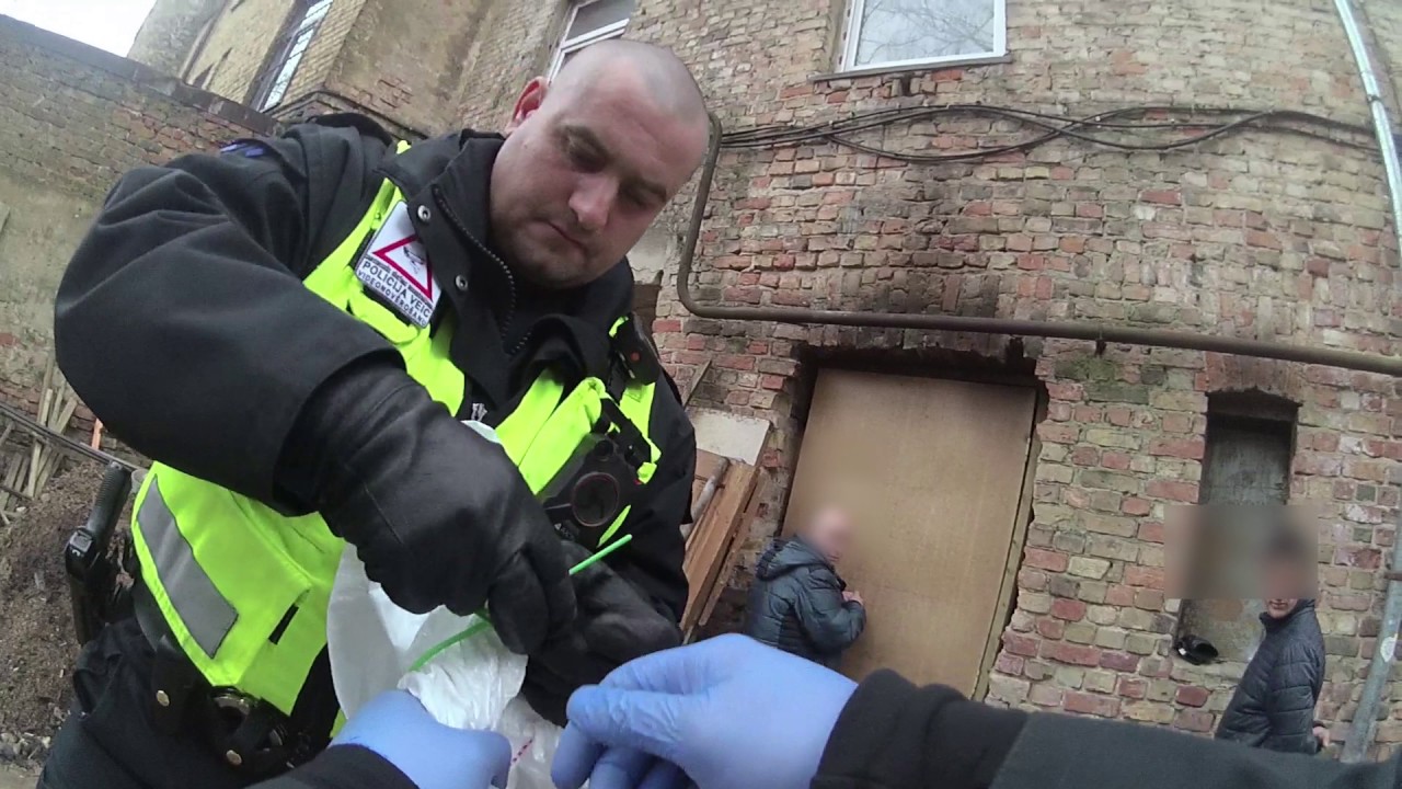 Aizturēti divi meklēšanā izsludināti vīrieši un kāda jauna meitene ar šļircēm rokās