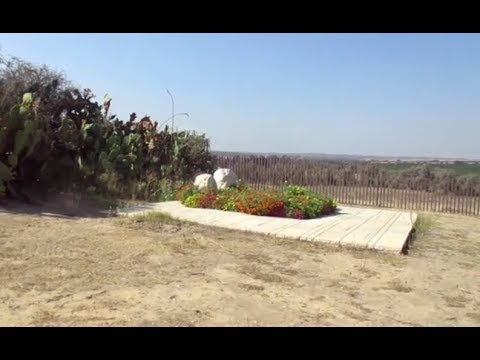 ביקור בחלקת הקבר של אריק ולילי שרון גבעת הכלניות חוות השקמים