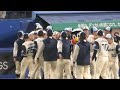 つば九郎、雨の中の激戦を制した選手たちを出迎える 20260521