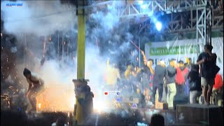 Detik Detik Kembang Api Meledak Di Atas Panggung Saat Nyanyi 