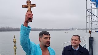 Ултраплувецът Теодор Цветков Извади Кръста От Река Дунав На Богоявление В Русе