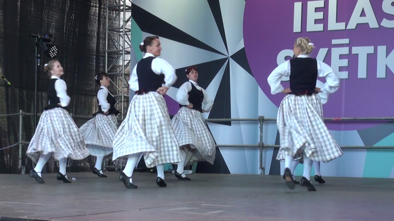 Viņš bučojis man' dejo Liedags festivālā 