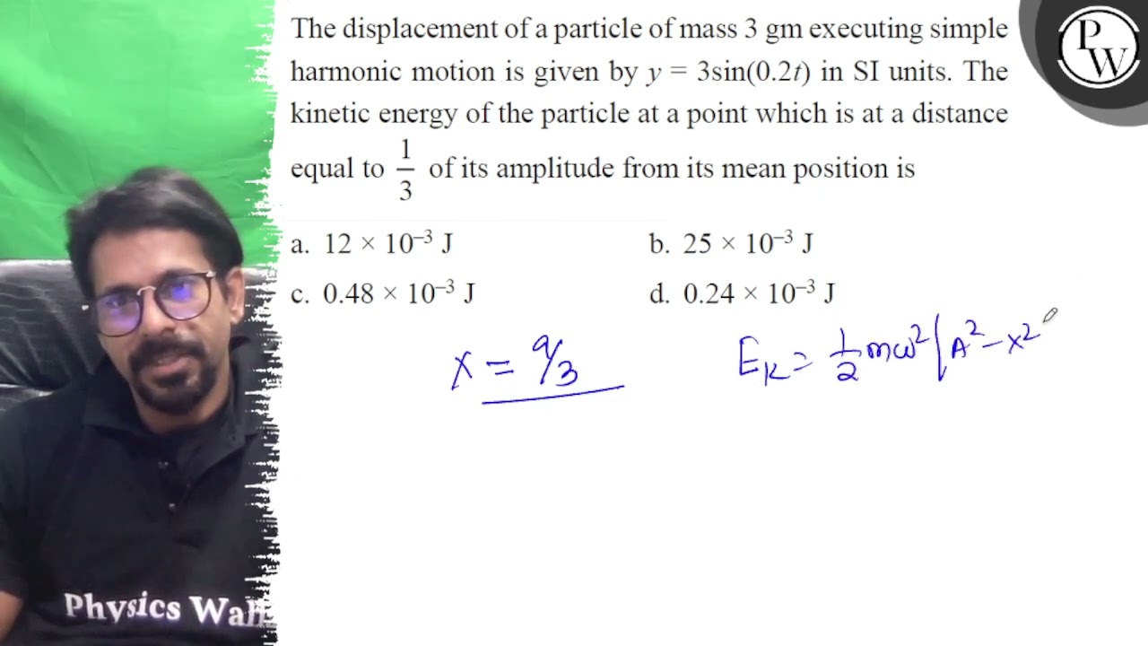 The displacement of a particle of mass \( 3 \mathrm{gm} \) executin...