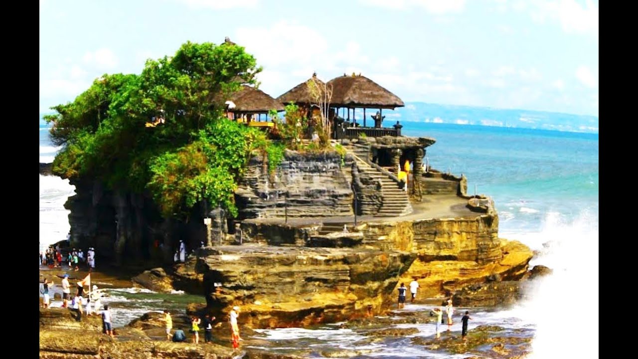 Pura TANAH  LOT  Sacred Balinese Temple on the Beach 