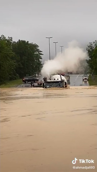 Lori paling berani redah banjir...kepala je nampak...