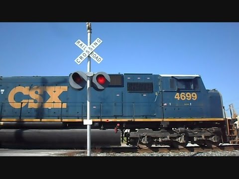 CSX Train Goes Through Very Dangerous Gateless Crossing - YouTube