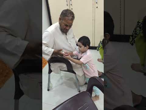 Dr. Ibrahim Abu ko check krty huy.doctor