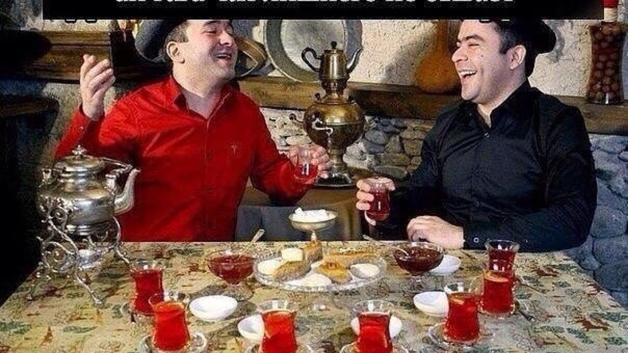 чайхана в баку. азербайджанец с чаем. чайная церемония в азербайджане. чаепитие в турции. азербайджанец пьющий чай.