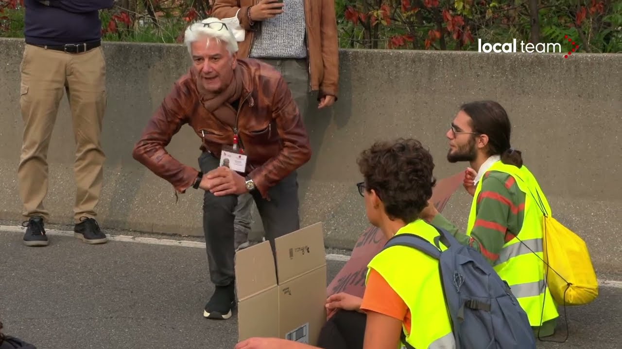 Milano, reazioni degli automobilisti al blocco del traffico da parte di Ultima Generazione