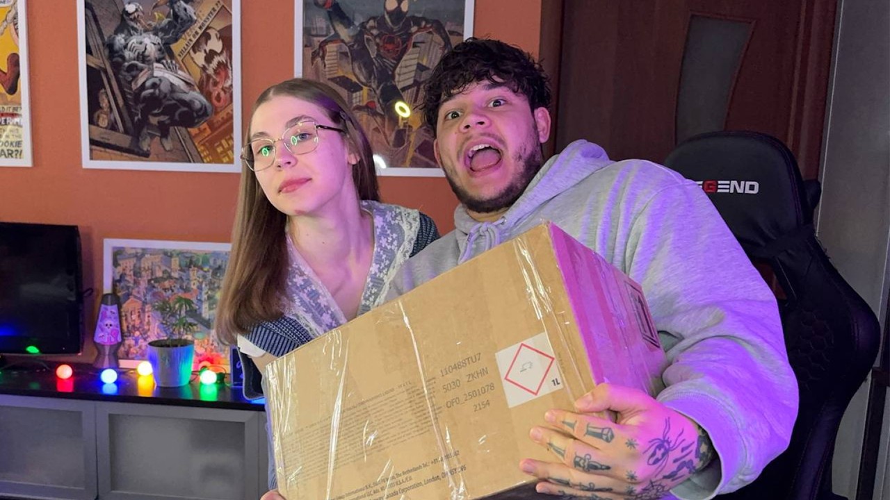 РОЗПАКОВКА ПОСИЛКИ ВІД МАМИ