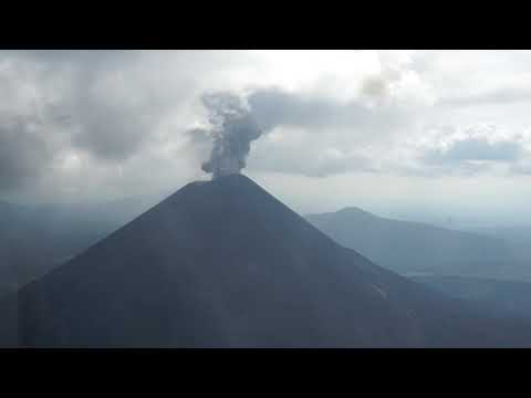Wideo: Karymsky Volcano (Karymskaya Sopka) na Kamczatce: wzrost, wiek, ostatnia erupcja