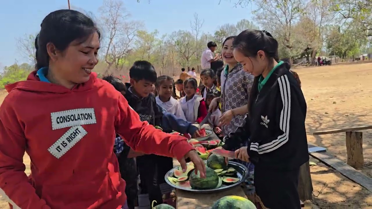 เด็กๆดีใจได้กินแตงโม ขอบคุณนะปุ๋ยที่ซื้อแตงโม มาแจกเด็กๆนักเรียน