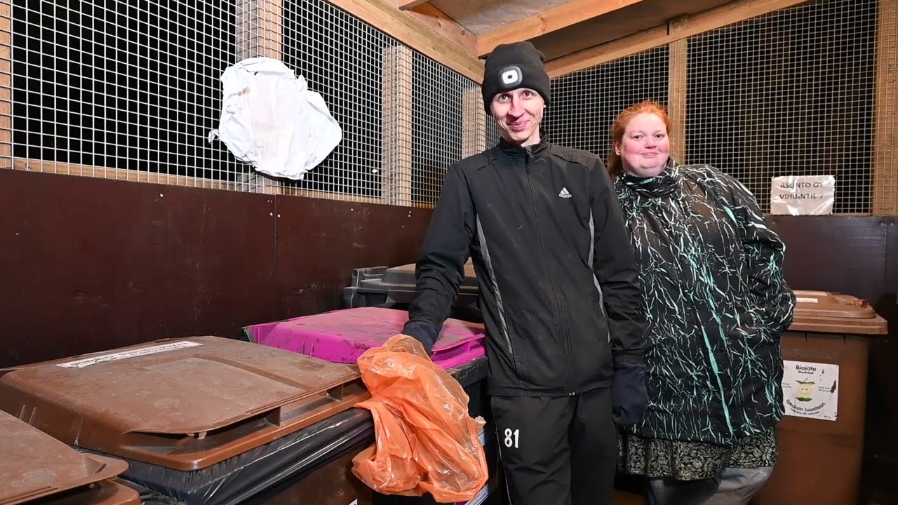 Lähikaupan roskikset juhlapyhien jäljiltä