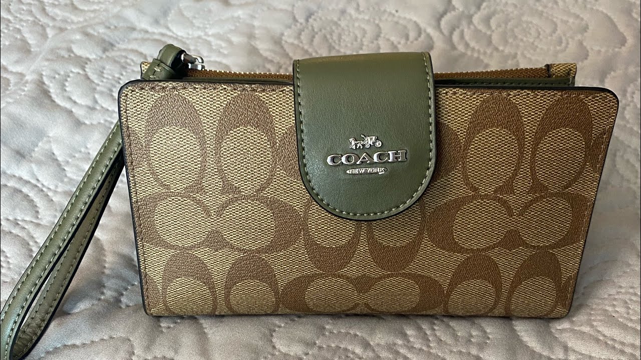 What's in Tech Phone Wallet from Coach ? 