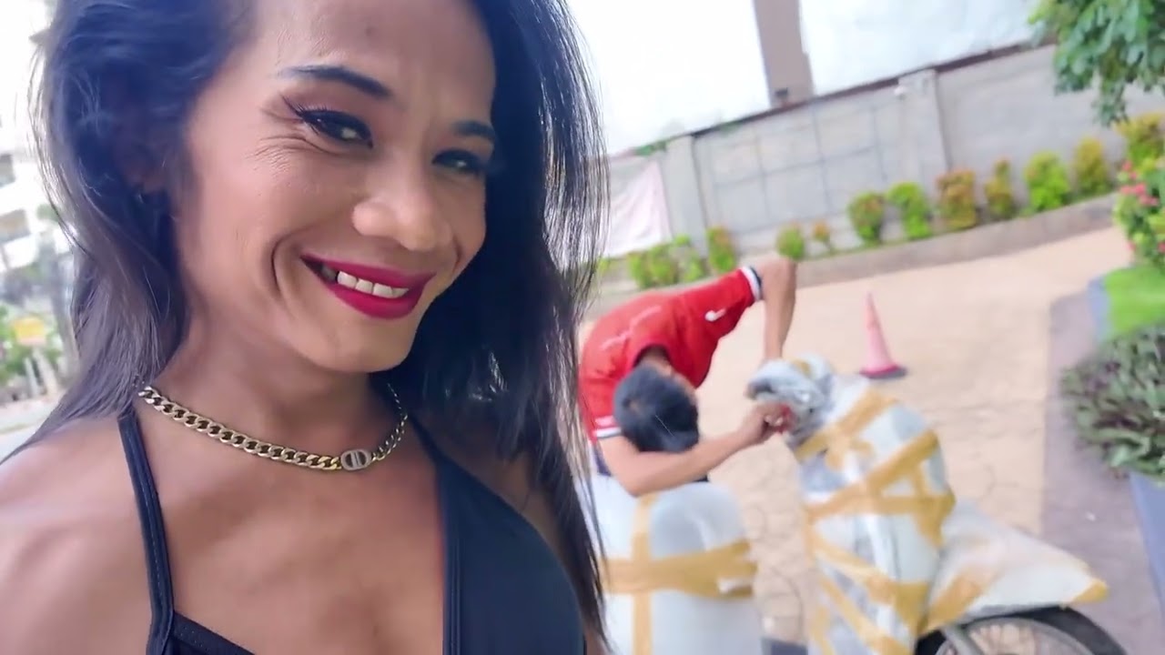 Relaxed at the pool and go workout at gym wit my friend not see for 8 years #gmy #workout #pattaya