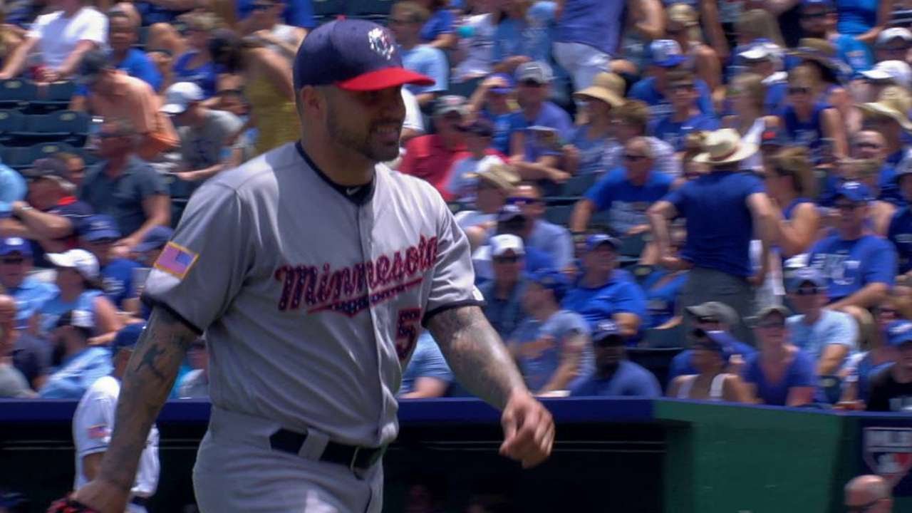 MIN@KC: Santiago K's Moss in 2nd with breaking ball