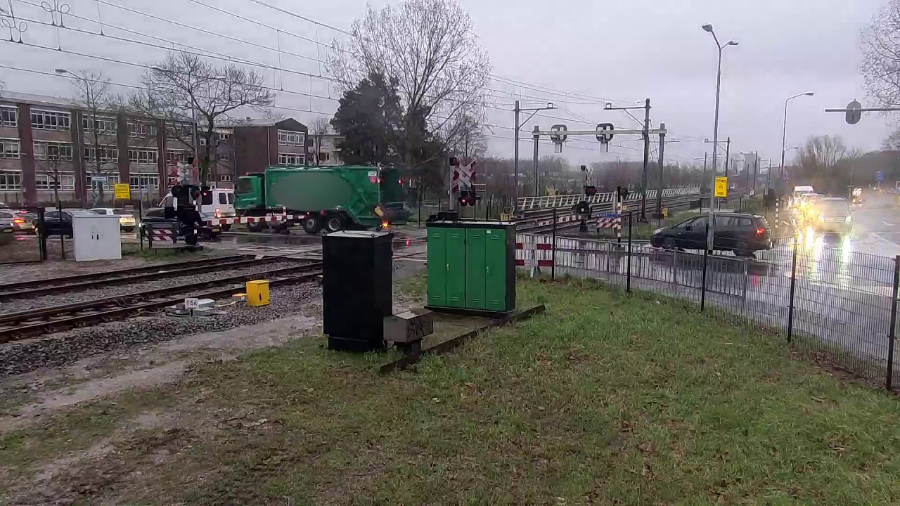 Vuilniswagen schampt trein op spoorwegovergang