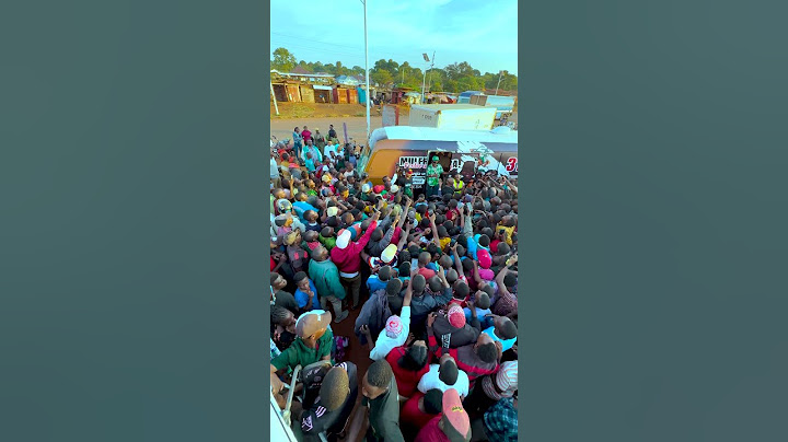 Mbosso akisalimiana na mashabiki zake wa muleba, siku moja kabla ya show kufanyika.