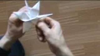 Видео урок, делаем цветок из бумаги своими руками(http://bagamult.ucoz.ru Видео урок-Сборка цветка из бумаги. В этом уроке,наглядно показано,как сделать за считанные..., 2011-01-16T06:05:55.000Z)