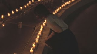 ５２０人、ろうそくで悼む 墜落現場の麓で慰霊式