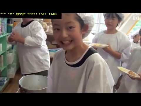 Video Bữa ăn trưa của các em học sinh tại một trường tiểu... - YouTube