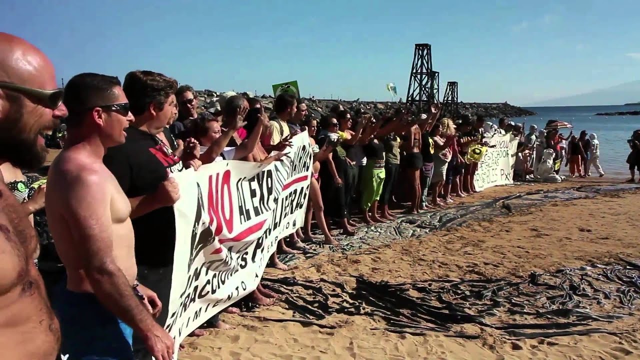 Greenpeace simula vertido petróleo en playa de Tenerife: Protesta prospecciones petrolíferas
