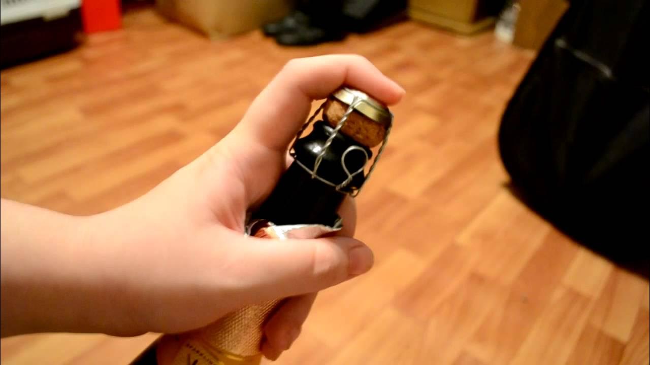 Как открыть шампанское если пробка не выходит. Пробка mp шампанское. как открыть бутылку шампанского. как открыть шампанское чтобы вылетела пробка.