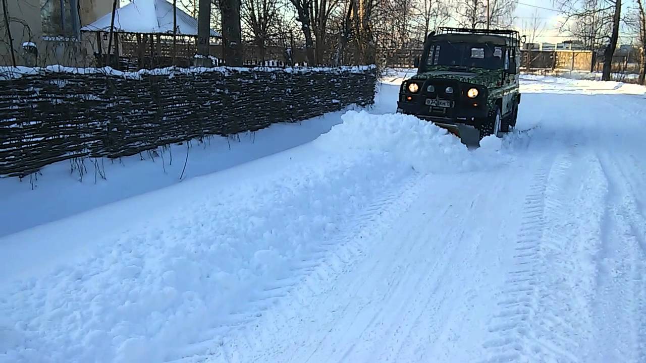 Уаз чистит снег