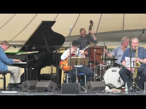 Mira COPENHAGEN JAZZ FESTIVAL 2022: WAIT AROUND (N.J.Steen), by Niels Jørgen Steens A-team 2/ - June 2022 en YouTube