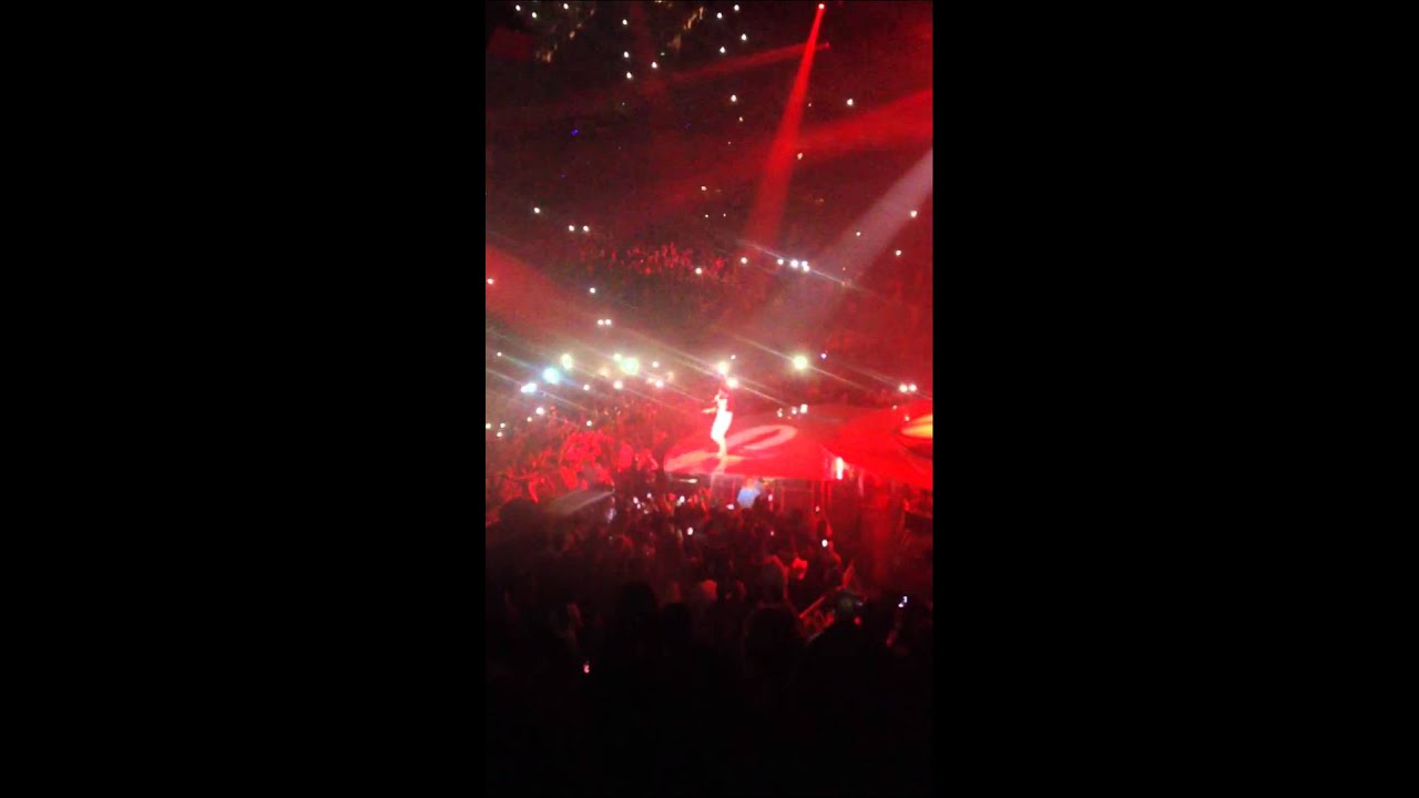 Drake dancing to "motto" live london O2 25/03/2014 auf YouTube ansehen Drake dancing to "motto" live london O2 25/03/2014 auf YouTube ansehen
