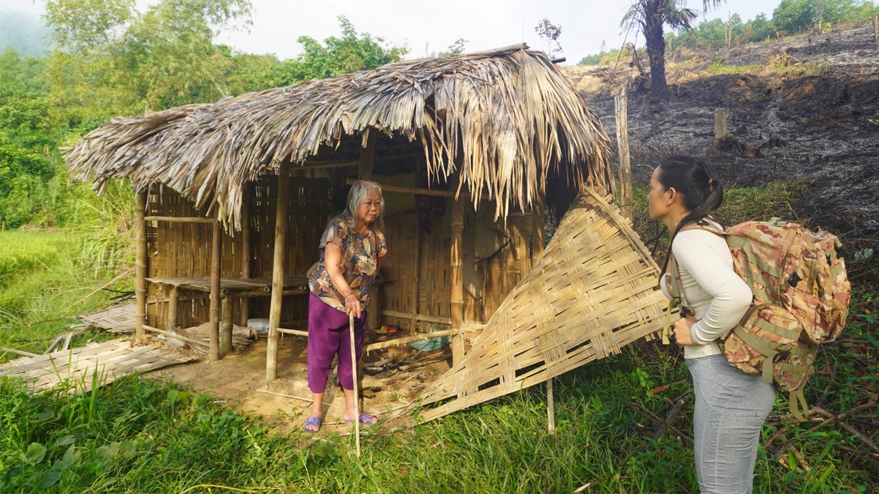 Full Video: Girl Helps 85-Year-Old Lady Build A Bamboo House And Give Food