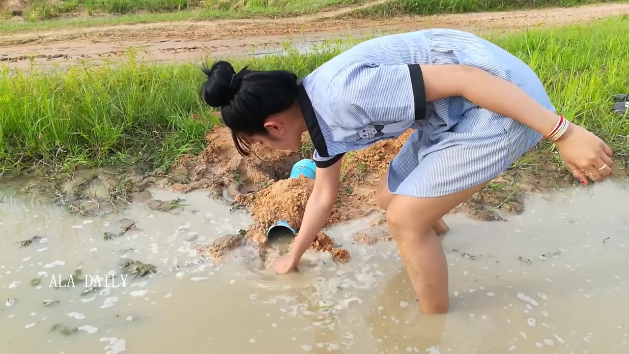 Awesome! Clever Girl Creative Fish Trap Using PVC And Plastic Bottle To ...