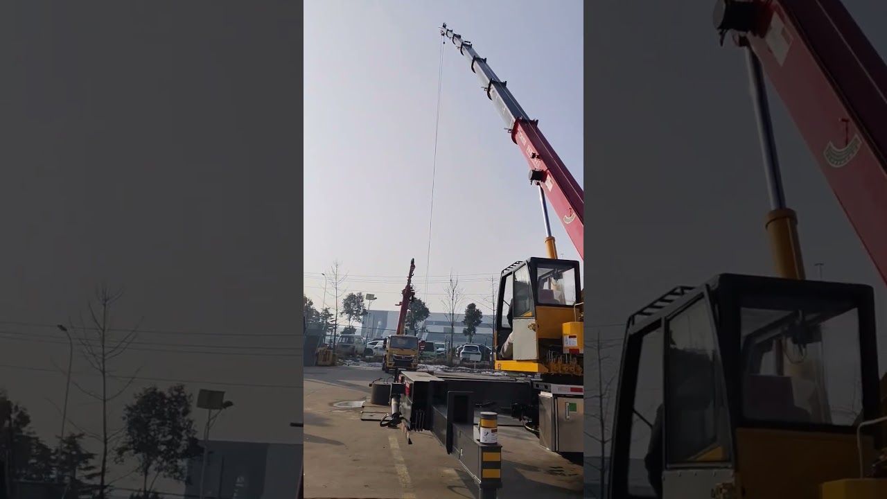 An 8-ton blue-plate truck crane,capable of lifting one ton and delivering goods up to 16 meters away