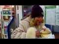 Бабка Ленка жрет колбасу в магазине ))) прикол))) г.Пушкино
