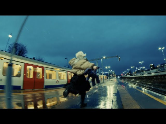 在 YouTube 上觀看「vi0let — Dreams (Official Music Video)」