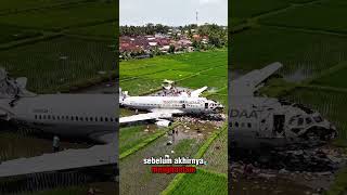 Viral‼️Pesawat Garuda Jatuh Di Persawahan Dekat Pemukiman Warga #feedshorts #pesawatjatuh #shorts