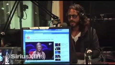 Chris Cornell listening to the Chilean Eddie Vedder