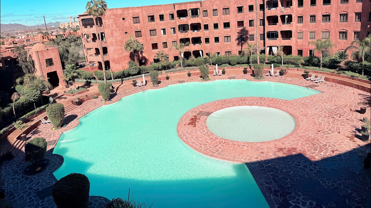 واقفة على بيع 🙏 مهاجرة من كندا 🇨🇦 عندها شقة مع اتات مراكش مسبح تمن 198مليون سنتيم 0607913494 مالك  