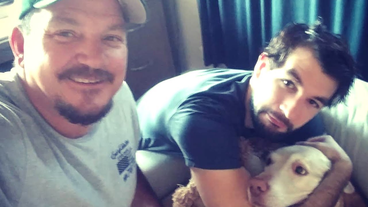 Lorsqu'il entend ce message à la radio, le policier ne peut retenir ses larmes