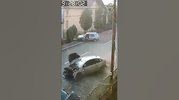 Kun jij raden wat de afleiding was achter deze crash? 🚦💥