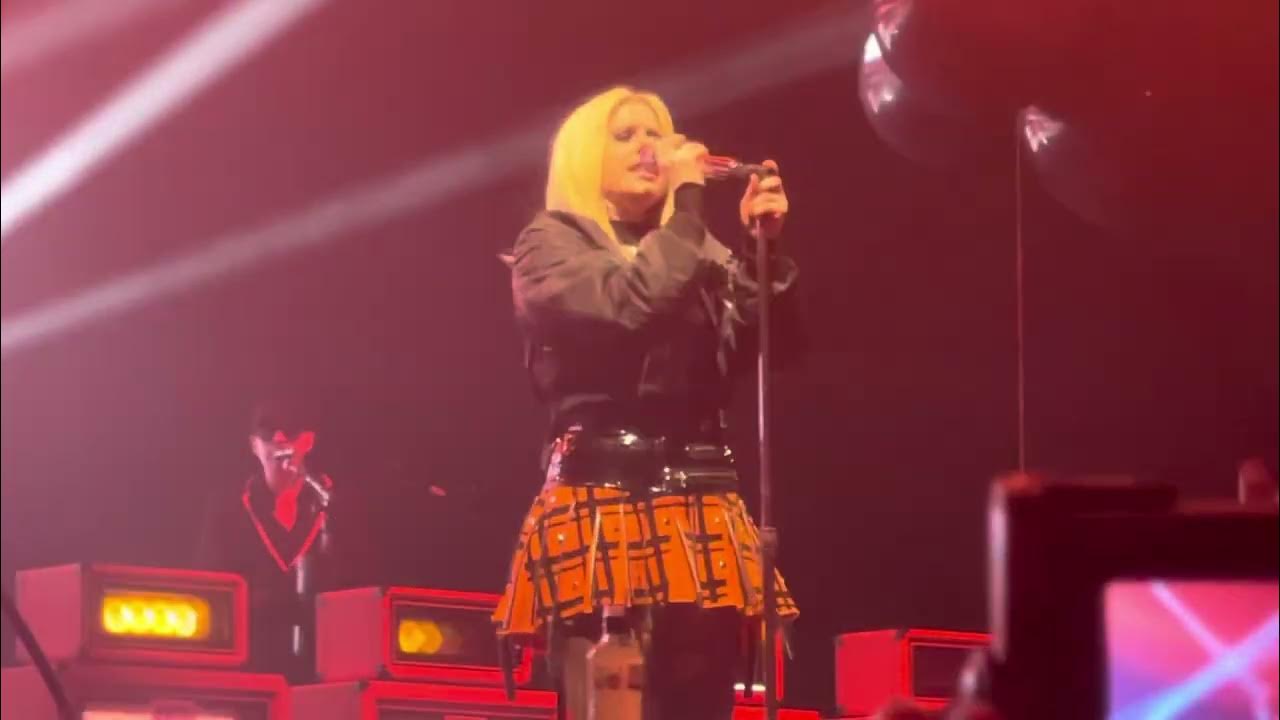 Avril Lavigne Skater Boy Live Alexandra Palace, London! YouTube