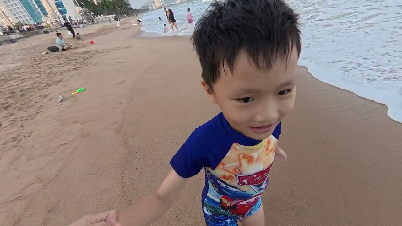 Nhất Minh dạo biển cùng gia đình tại khu vực Tháp Trầm hương - Nha Trang ngày 23/1/2026