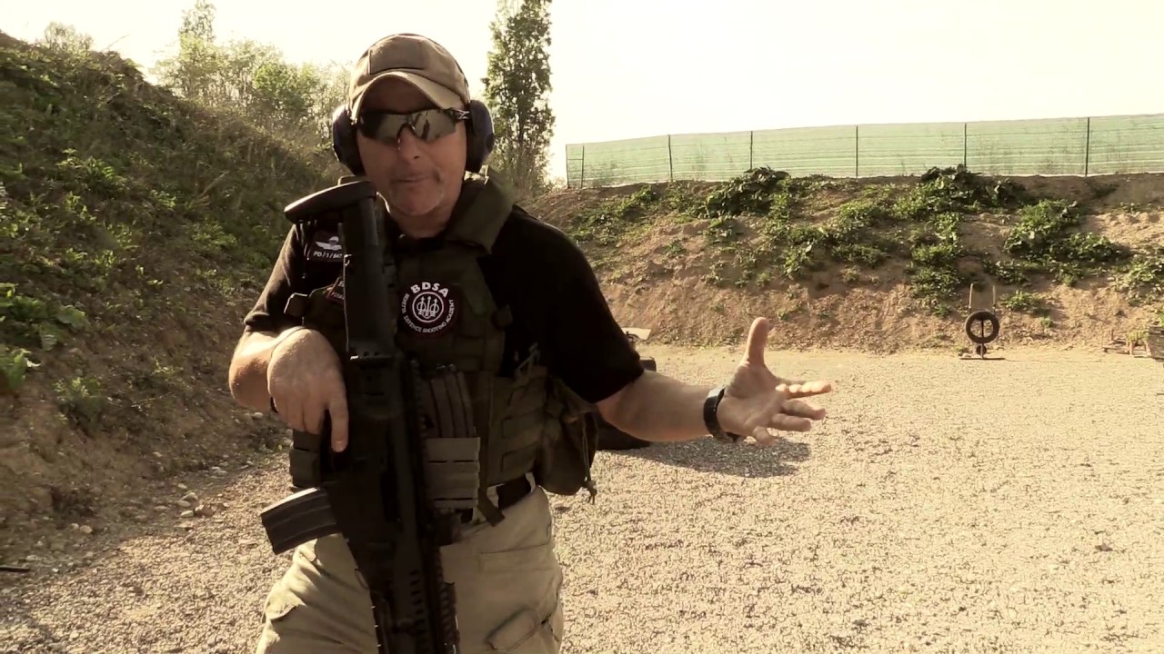 clip 28 MINACCIA ALLE SPALLE CON ARMA LUNGA