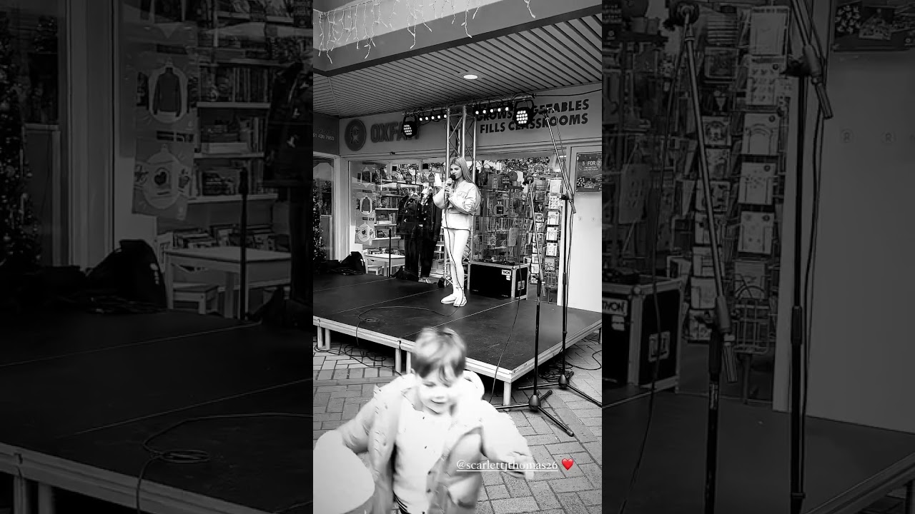 Scarlett Thomas singing infront of a crowd today in Bramhall ⭐🎤