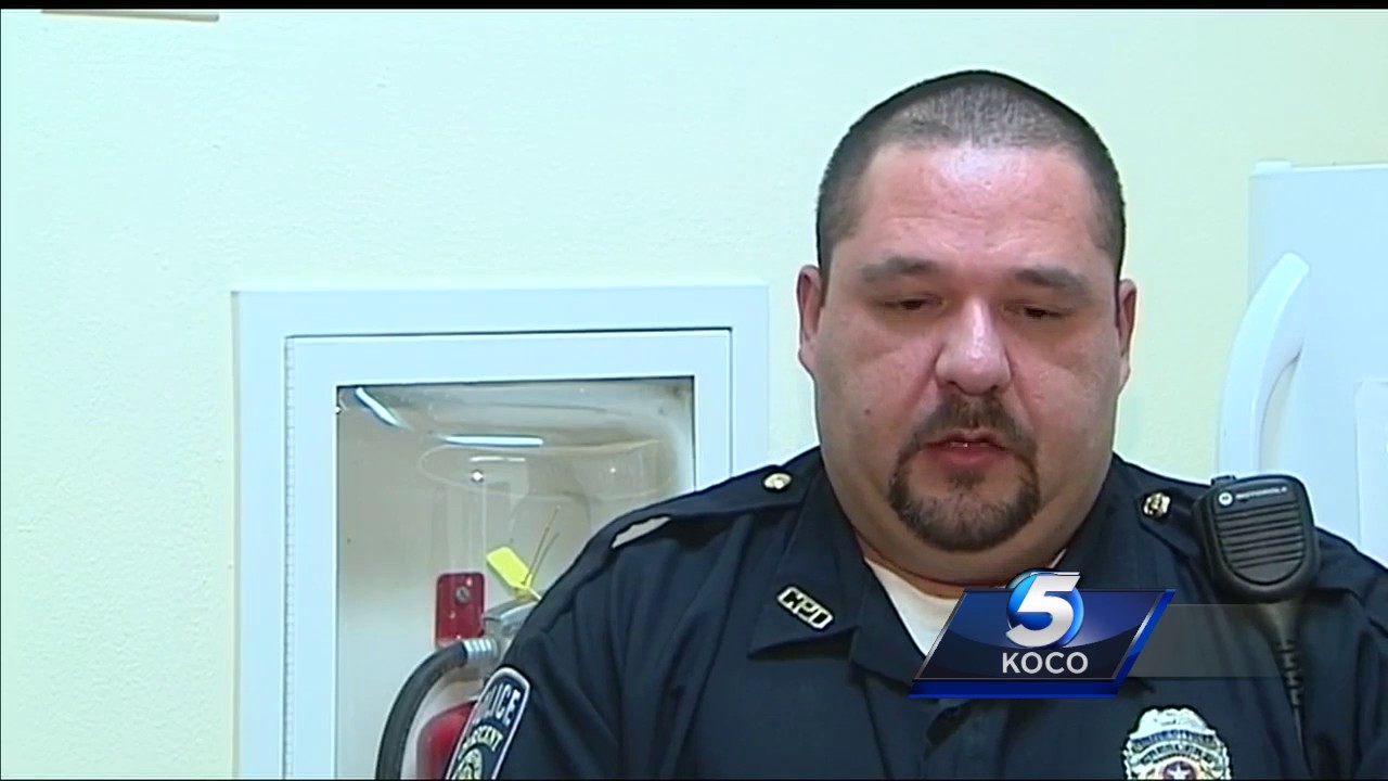 Officer, neighbor rescue women from burning home in Crescent - YouTube