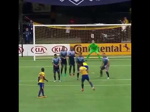 طريقة مختلفة في تنفيذ الركلة الحرة المباشرة